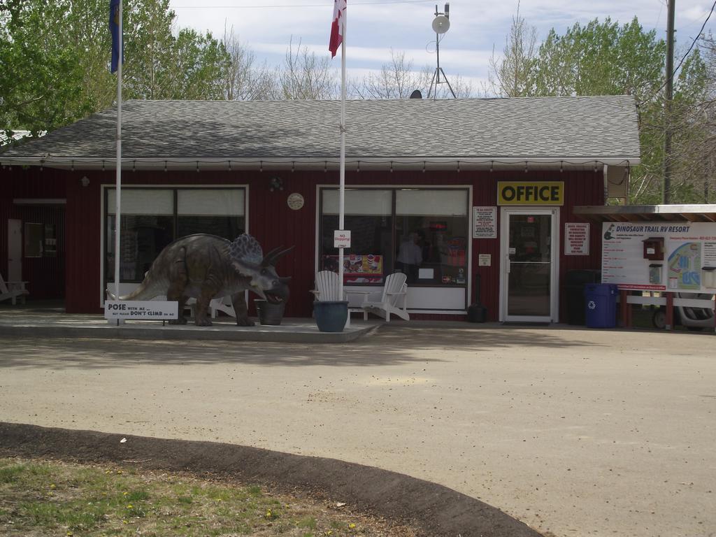 Dinosaur Trail RV Resort&Cabins Drumheller Exterior foto